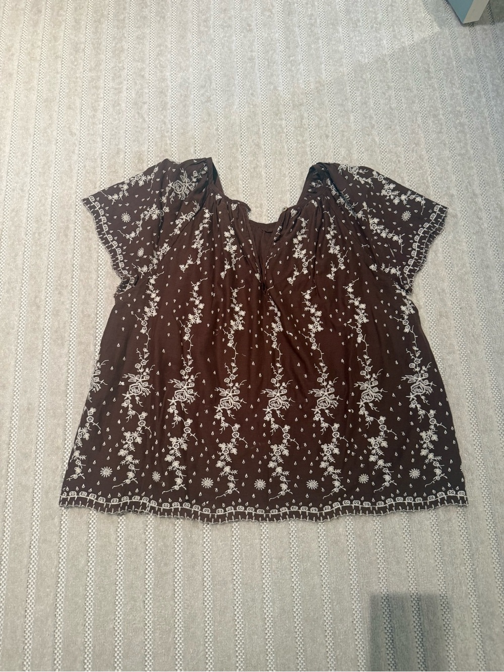 Dark Brown & White Embroidered Floral Short-Sleeve Women's Top by Baybala Size M